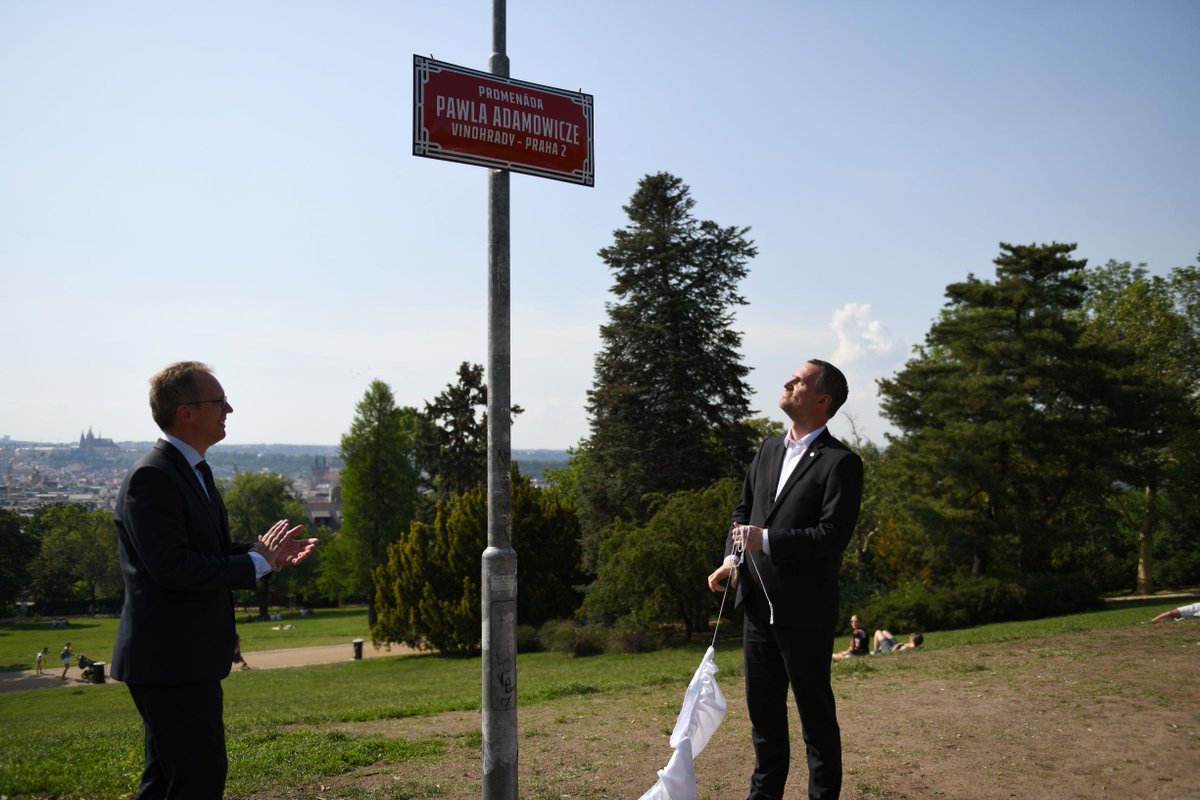 PrahaEU's tweet photo. Praha má od 4. června novou promenádu v Riegrových sadech pojmenovanou po tragicky zesnulém primátorovi Gdaňsku Pawlu Adamowiczovi. https://t.co/mhfeBYzNLD