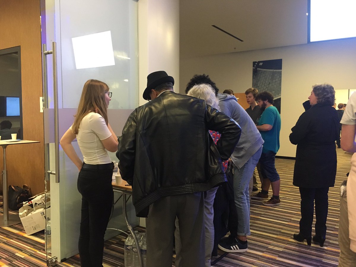 OpenTheGateFr's tweet photo. Le personnel de #Nokia profite de la pause déjeuner pour découvrir le travail accompli par les étudiants tout au long de l’année ! #GATEChallenge2019 #telecomsudparis https://t.co/0Lejf079DH