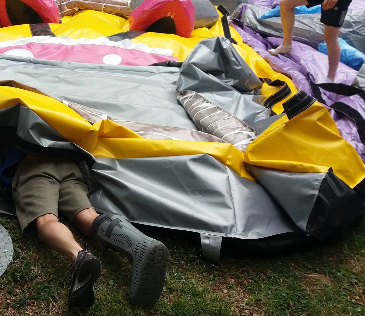 JumpingJacksFun's tweet photo. #glamour #inflatables #teamwork #fun #poordarren 😂 https://t.co/IkCKoUYq4C