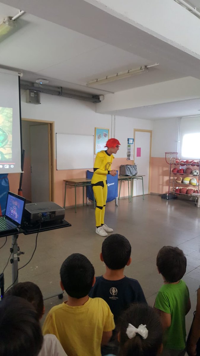 Emi_elPrat's tweet photo. Tanquem el primer curs @infadimed al #prat.
L'alumnat d'infantil ha gaudit molt amb la sorpresa i li han explicat al @capitavitamines quins aliments saludables els hi agrada menjar.
El proper curs Més!!
#17desetembre
#SAPDelta
@icscat
#ApCostaPonent
#pratpersones
#primariaICS https://t.co/tJ4NgNrlOQ