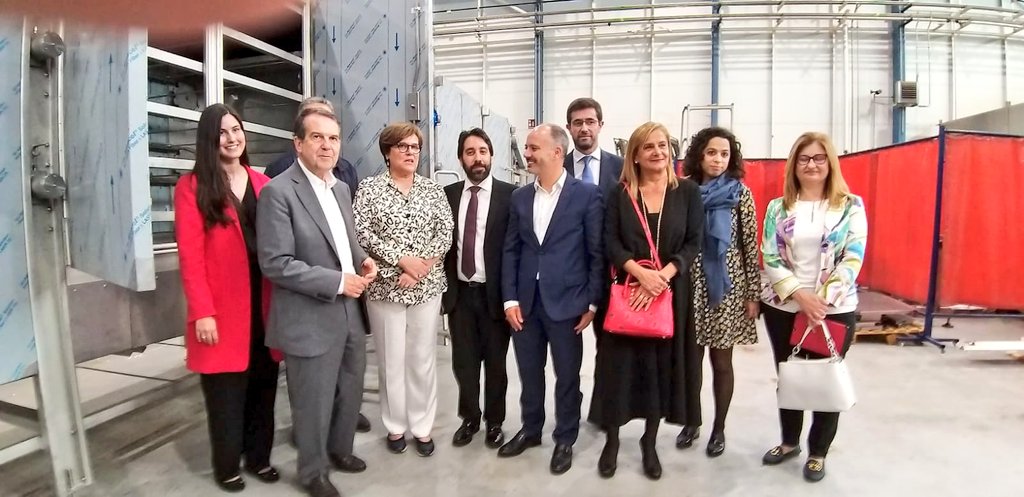 Ángeles Heras Caballero (@angelesherasc) on Twitter photo ‘No existe en el mundo una conservera de pescado que no tenga una máquina fabricada en Galicia’, me dicen en <a href="/Hermasa_com/">Hermasa</a>, empresa de referencia en soluciones tecnológicas para la conserva presidida por Sara Rodríguez. <a href="/carmelasilva/">Carmela Silva</a> , presidenta de <a href="/depo_es/">Deputación Pontevedra</a> acompaña en la visita ‘No existe en el mundo una conservera de pescado que no tenga una máquina fabricada en Galicia’, me dicen en <a href="/Hermasa_com/">Hermasa</a>, empresa de referencia en soluciones tecnológicas para la conserva presidida por Sara Rodríguez. <a href="/carmelasilva/">Carmela Silva</a> , presidenta de <a href="/depo_es/">Deputación Pontevedra</a> acompaña en la visita