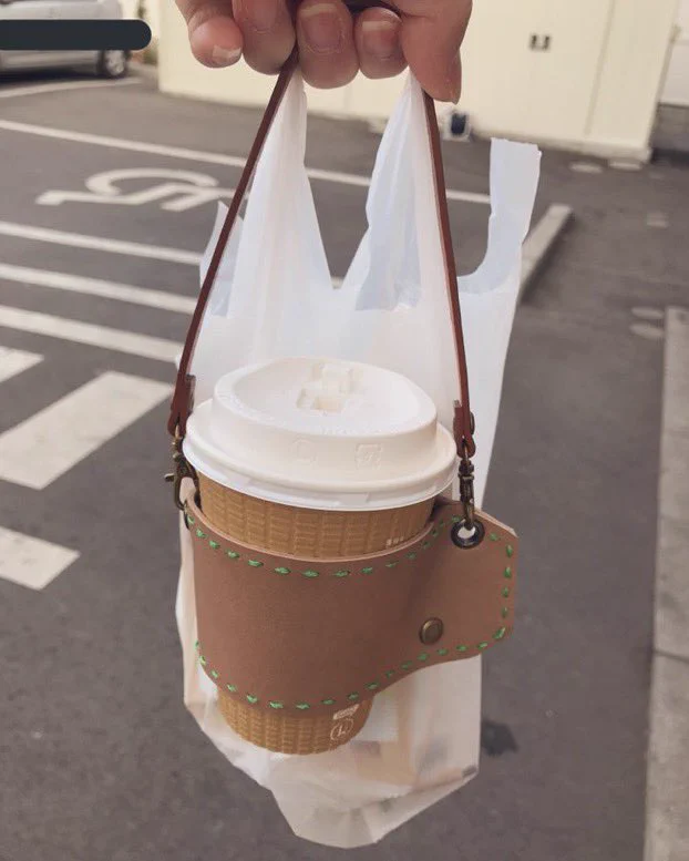 ドリンクをずっと手に持っていなくていい！！その名も「片手ドリンク」！！