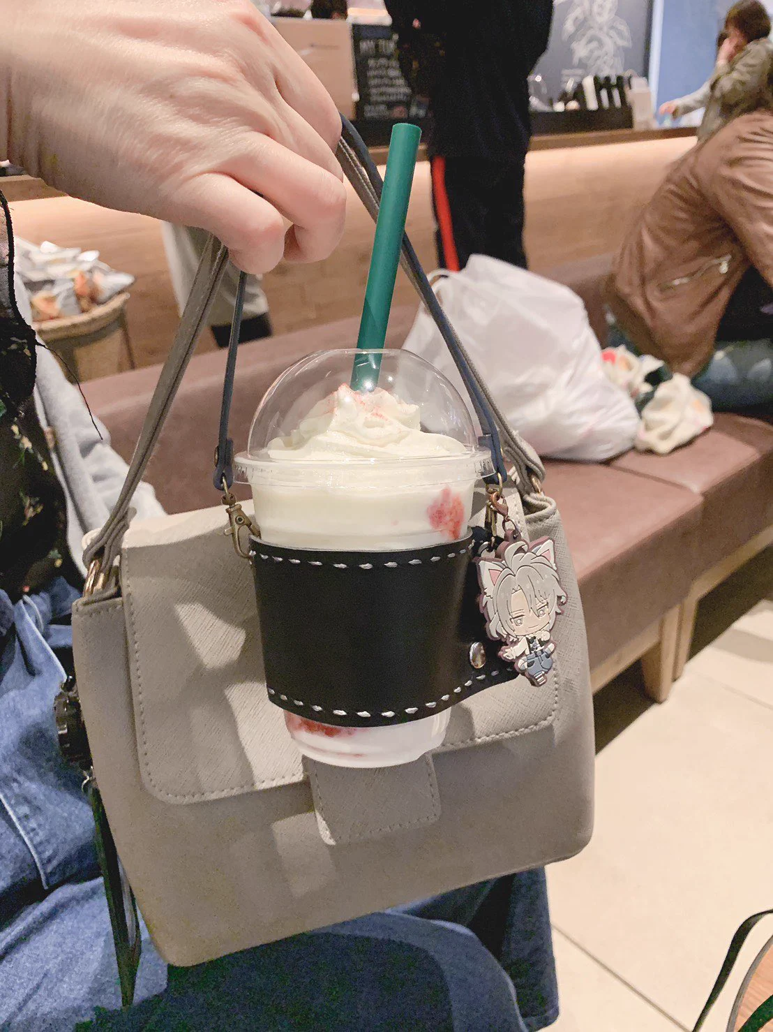 ドリンクをずっと手に持っていなくていい！！その名も「片手ドリンク」！！