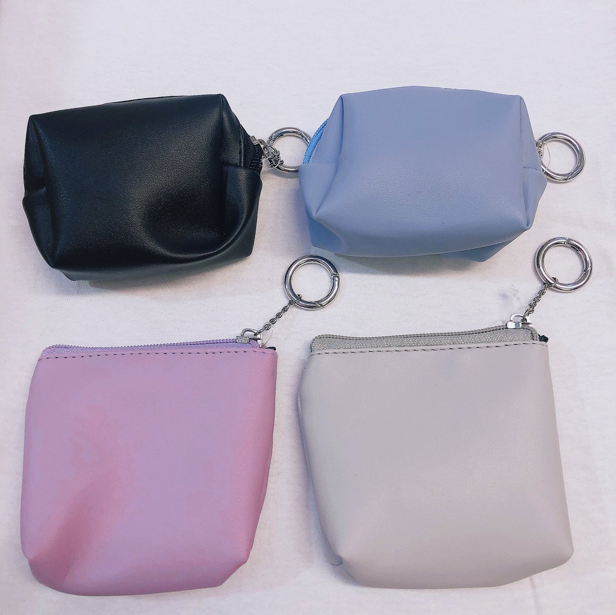 390cosme's tweet photo. 【商品紹介】

お直し用に
ちょっとコスメを持ち歩きたい時
ぴったりサイズのミニポーチです♡

コロンとしたマチ付きと
フラットの2種各2色❣️
シンプルお洒落で使いやすく
置き画やクリアバッグとの
相性も良いです🌹
バッグの中でも嵩張りません◎✨

もちろん全品390円＋税❣️ #39コスメ #プチプラ https://t.co/ocnz9BRma2