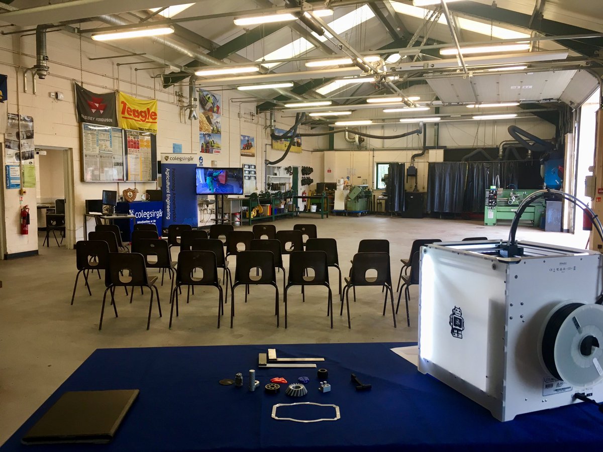 Maer llwyfan wedi'i osod ar gyfer cyflwyniad prosiectau y myfyrwyr 2019👌🏼🚜🔧

The stage is set for the student project presentation 2019👌🏼🚜🔧

@ColegSirGar