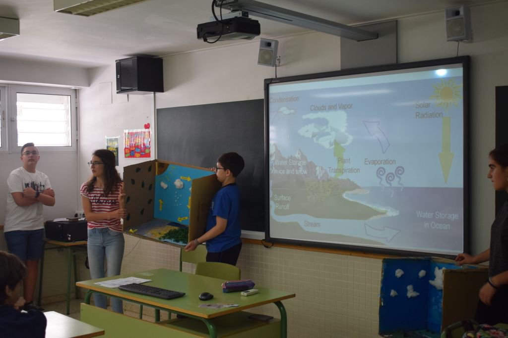CES_RMISEVILLA's tweet photo. #OpenDay19 Activities for @mercedsevilla students #LearnPlaying #Gamification https://t.co/Q3iJNmnwf3