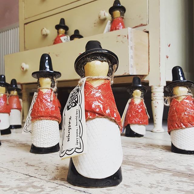thelittleWD's tweet photo. We've got alot of Welsh ladies visiting the shop today!
#madeinwales #llandeilo #thelittlewd #Delyth #Yvonne #Gwenan #Mali #Mali #Kathryn #Mair #Haf #Sioned #Rhiannon #Eirian #Carys #Hazel #Eleri #Elin #Sioned #Llian #Ceri #Rhosan https://t.co/ua4yz6xhvw