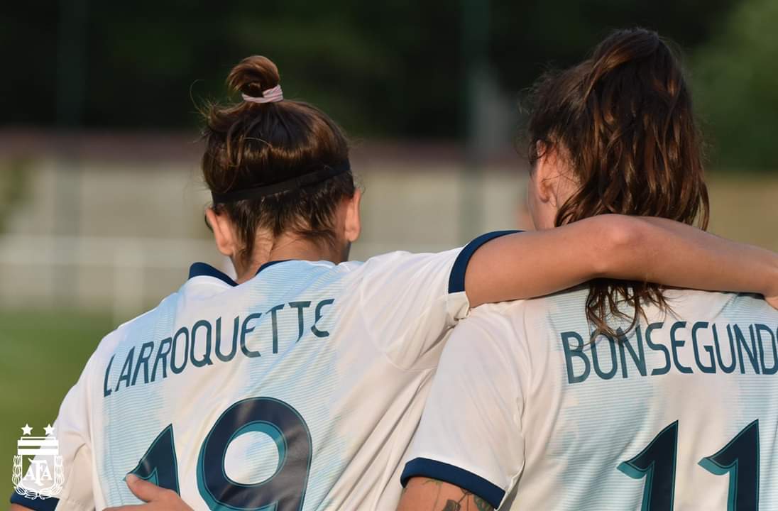 Las jugadoras argentinas se abrazan.