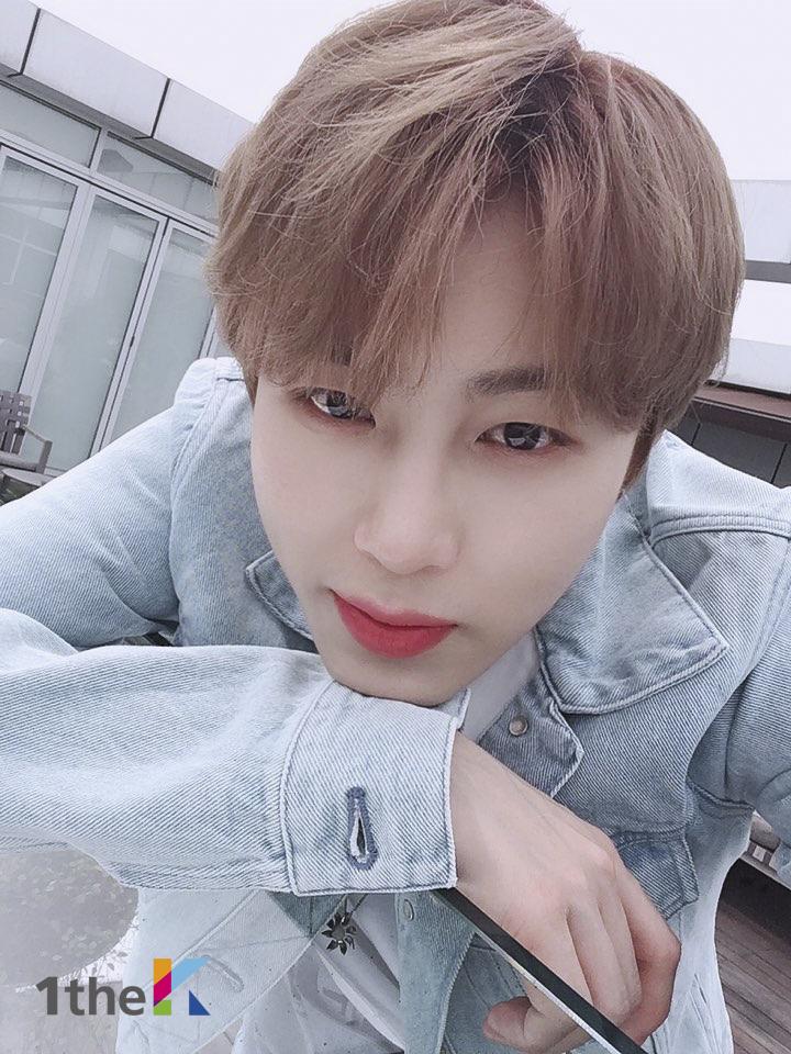 오늘 공개된 성운이의 <MR은 거들뿐> 잘 감상하셨나요? 촬영장에서 찍은 대왕구르미 셀카도 공개합니다😇 작고 소중한 셍.. 구름이라 그런지 하늘색 청자켓도 완전 찰떡이자나.. #하성운 #라이딩 #HASUNGWOON #Riding <a href="/HSW_officialtwt/">하성운 (HASUNGWOON) OFFICIAL</a>

#MR은거들뿐 보러가기 👉 bit.ly/2Wn0IgI