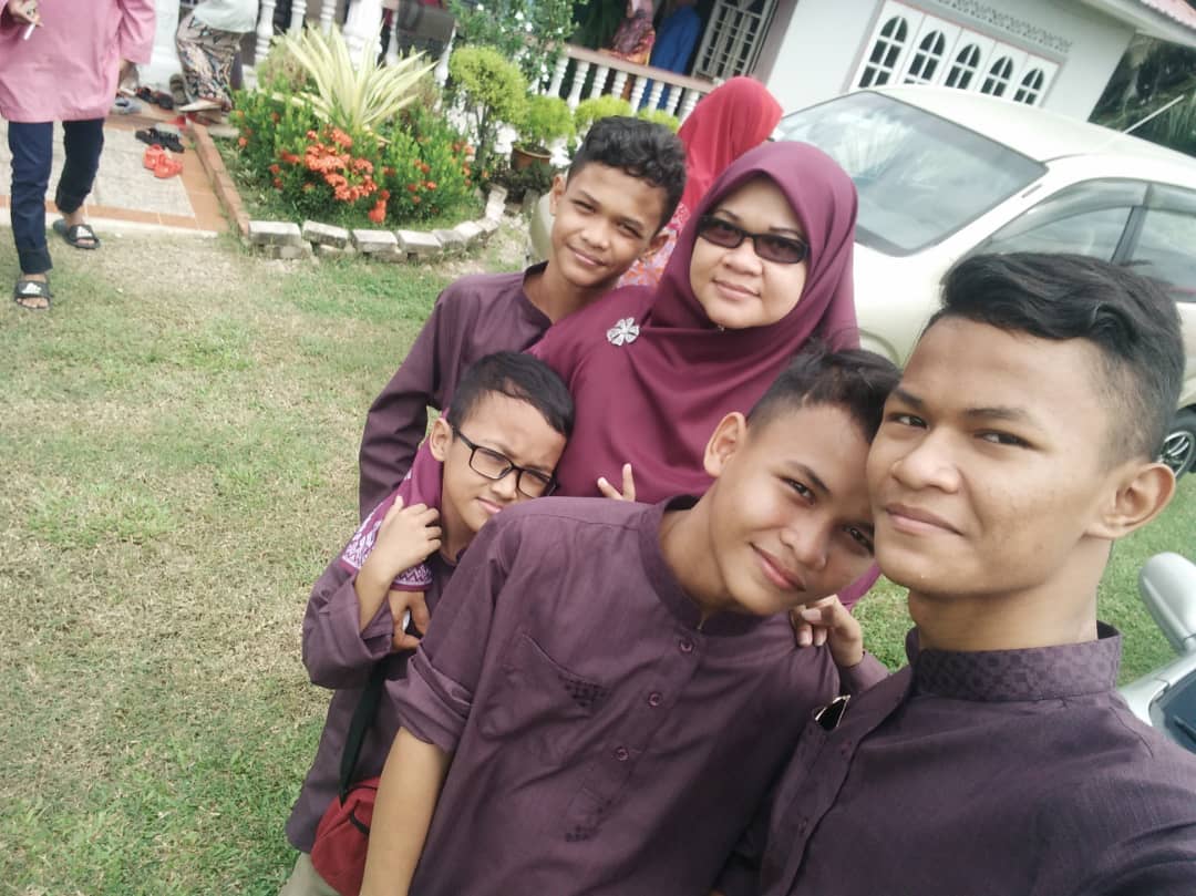 SFetimah's tweet photo. Assalammualaikum..slmt hri raya..maaf zahir &amp; batin kpd smua umat islam😍🌹
#syawal1 #family #alhamdulillah #sygraya https://t.co/gejCdOJ9Ha