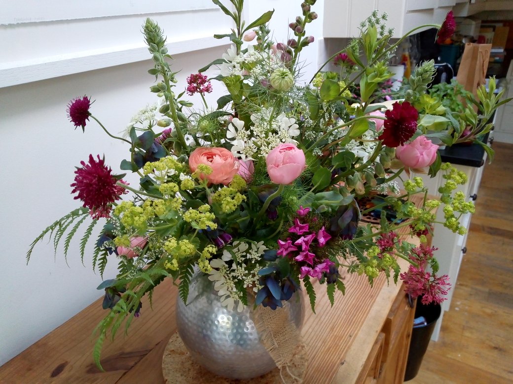 GreenishMumStA's tweet photo. Local green-minded friends, look at these beautiful local flowers I was given as a gift yesterday, provided by Harpenden community flower farm Plot31. My friends know me well; no air-miles &amp; no plastic = no guilt. If you're looking for a gift .... https://t.co/Si14veDrNu https://t.co/3nPsxRvmsU