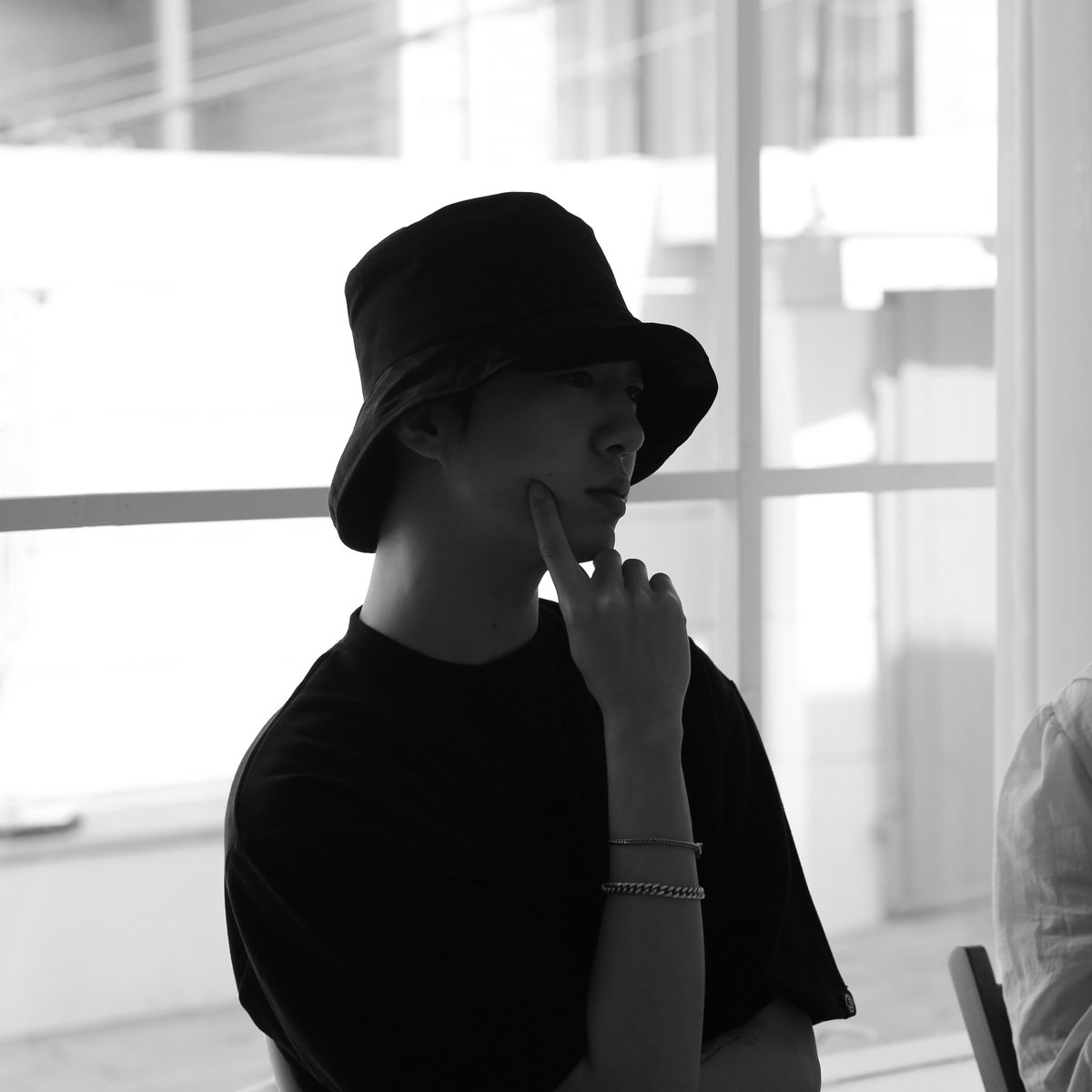 오늘 채널예스 인터뷰 현장에서 만난 <내 얼굴을 만져도 괜찮은 너에게> 방용국 저자. 팬분들을 위한 메시지도 남겨주셨어요! 곧 영상으로 만나요!