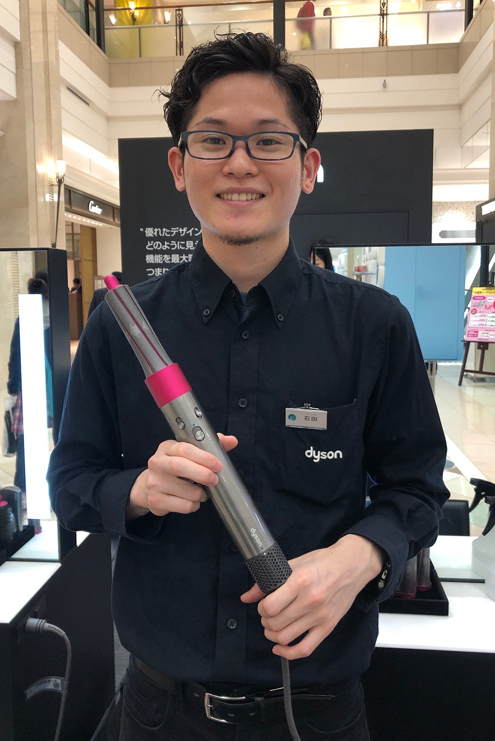 O Xrhsths 大丸札幌店 Sto Twitter ダイソン エアラップイベントに 石田さん が登場 本日6 5午後5時より1階 特設会場でダイソン専属スタイリストによるデモンストレーションを開催いたします スタイリストはあの有名な大家族でおなじみの 石田有志さん