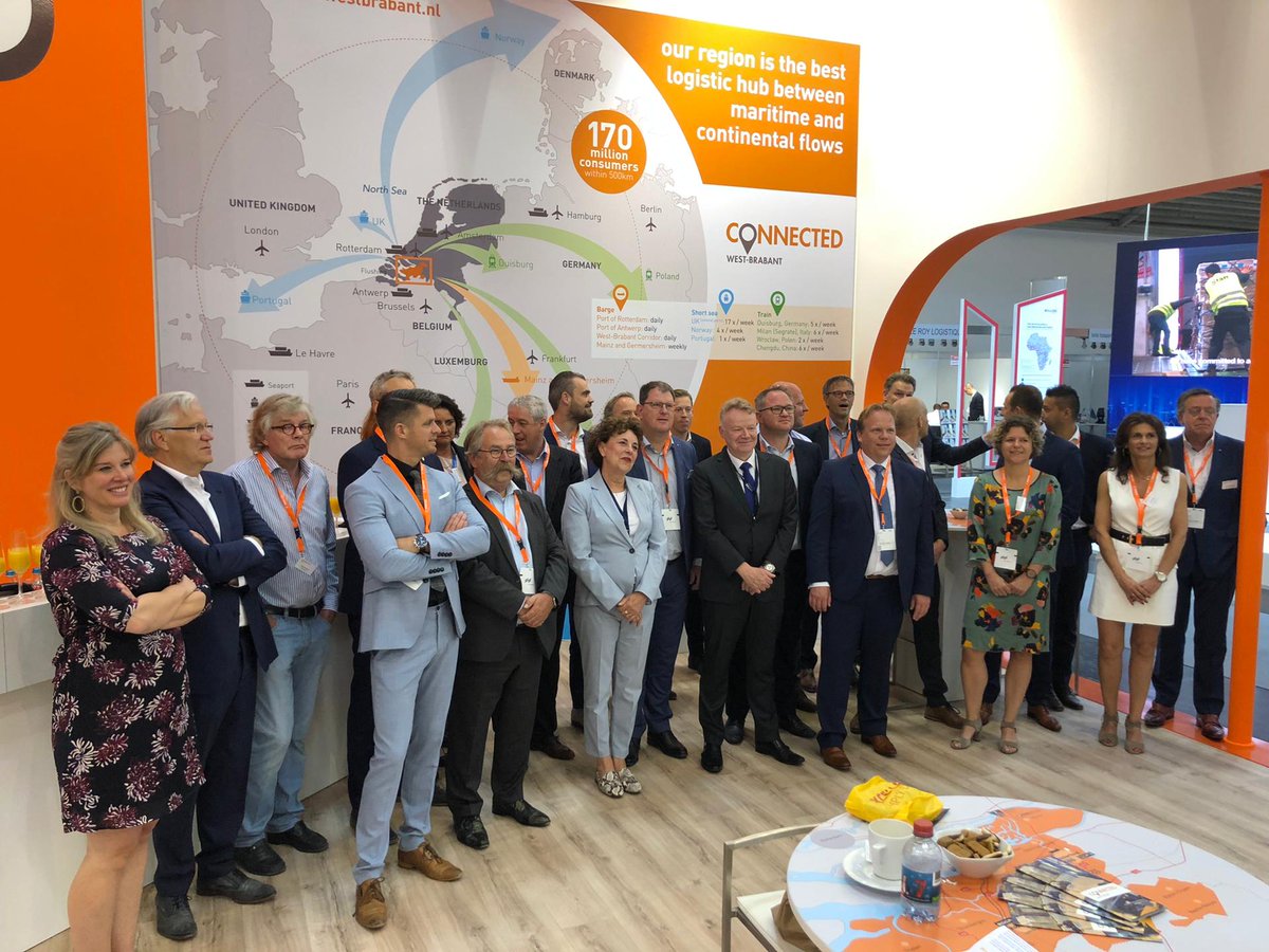 De eerste groepsfoto van aanwezige bedrijven, onderwijs- en kennisinstellingen en gemeenten op de ochtend van de '<a href="/Brabant/">Provincie Noord-Brabant</a> dag'. De club wordt vandaag alleen maar groter en tijdens de afsluitende borrel in onze stand zal het weer tot de nok gevuld zijn!