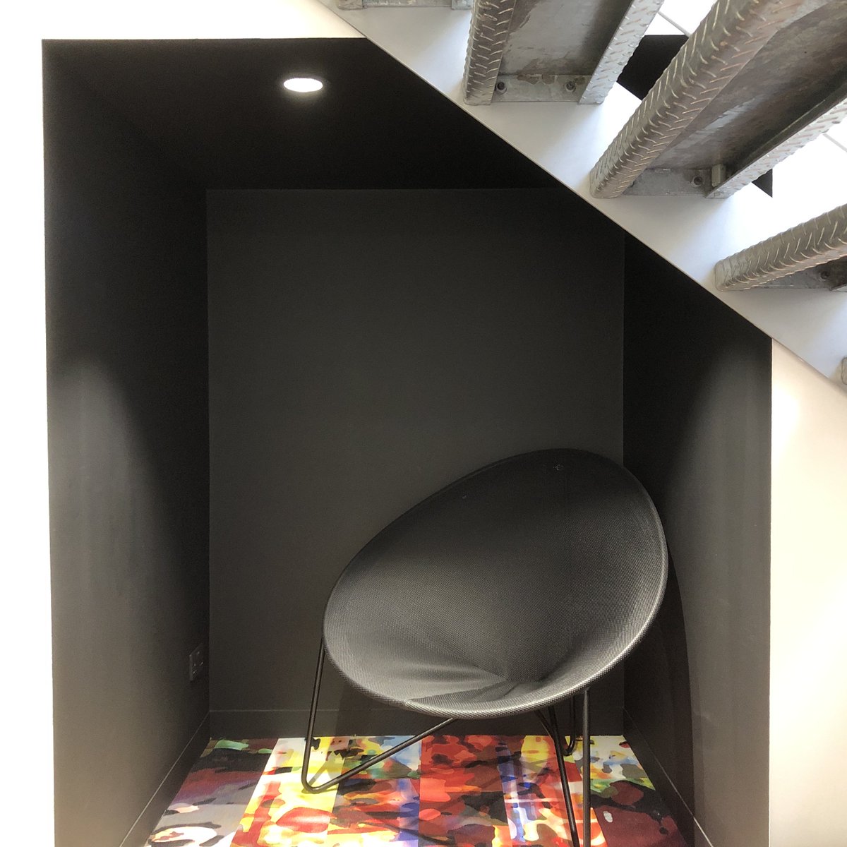 Synergy_Lights's tweet photo. Dark ceilings and walls with a pop of colour and downlights make for a cosy inviting space to focus or just relax.

#Workspace #WednesdayWisdom #WednesdayMotivation #wednesdaythoughts #officeInteriors #CommercialInteriors #Workspacedesign #OfficeFitOut  #Haiken #Ruutu #WJWhite https://t.co/auDydNynLj