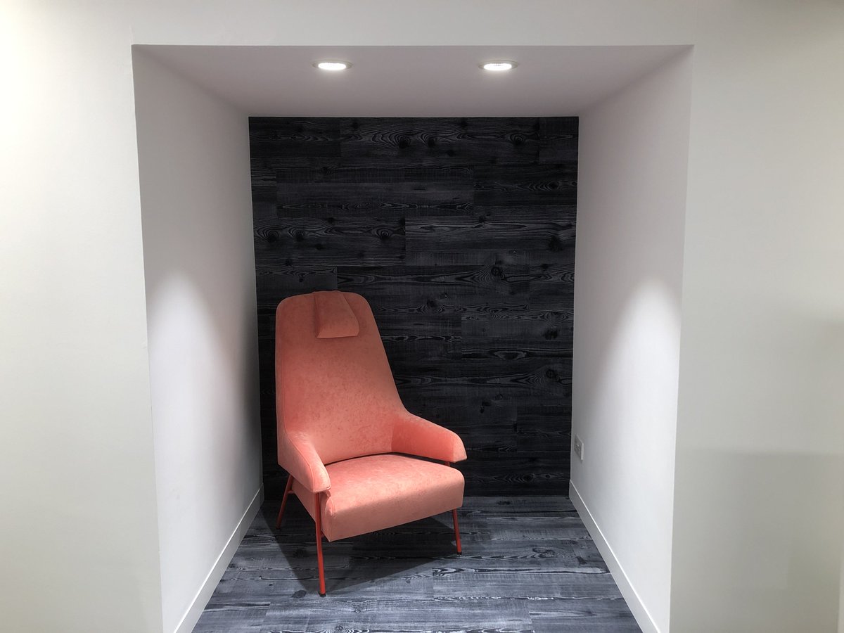 Synergy_Lights's tweet photo. Dark ceilings and walls with a pop of colour and downlights make for a cosy inviting space to focus or just relax.

#Workspace #WednesdayWisdom #WednesdayMotivation #wednesdaythoughts #officeInteriors #CommercialInteriors #Workspacedesign #OfficeFitOut  #Haiken #Ruutu #WJWhite https://t.co/auDydNynLj