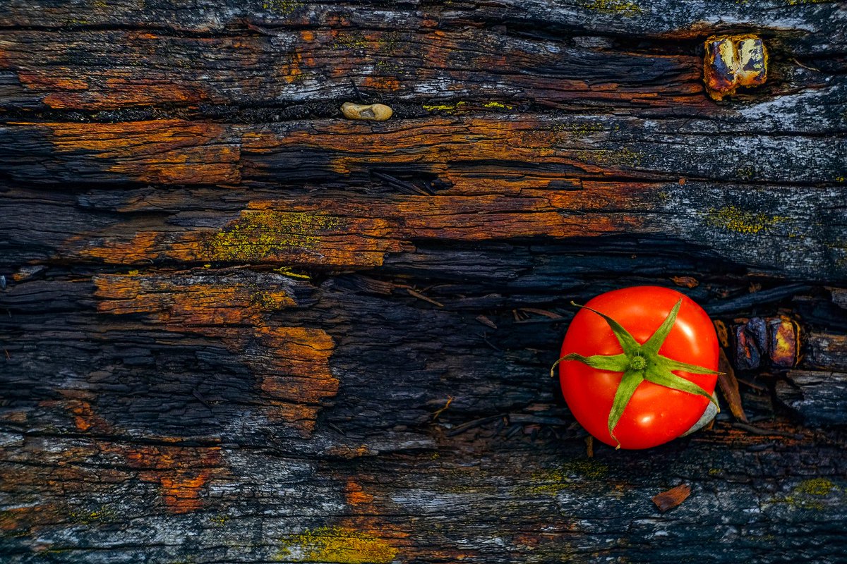 Do you know the #antioxidant benefits of tomatoes? Go to ow.ly/sJOE50uwCSt and find out! #skindiet #veganskincare #mediterreneandiet