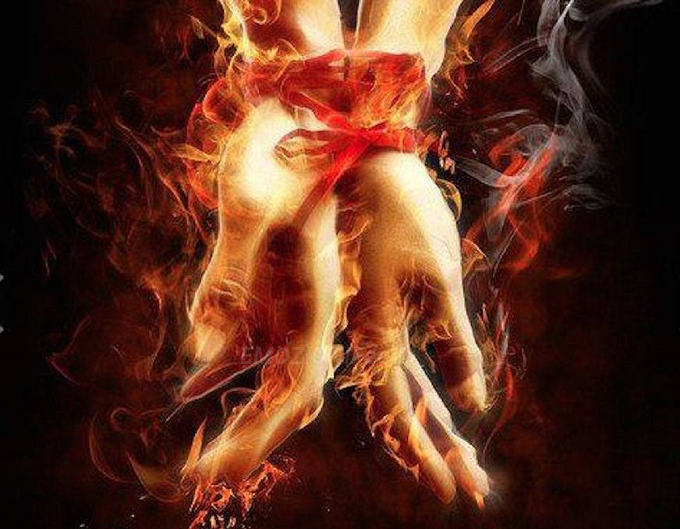 «Ti lasci toccare solo da chi ha l'anima più in fiamme della tua. Gli permetti anche di toccarti il cuore. Gli permetti tutto»

Charles Bukowski

#PensieriControvento a #CasaLettori 
#5giugno 

Quanto è vero questo pensiero?