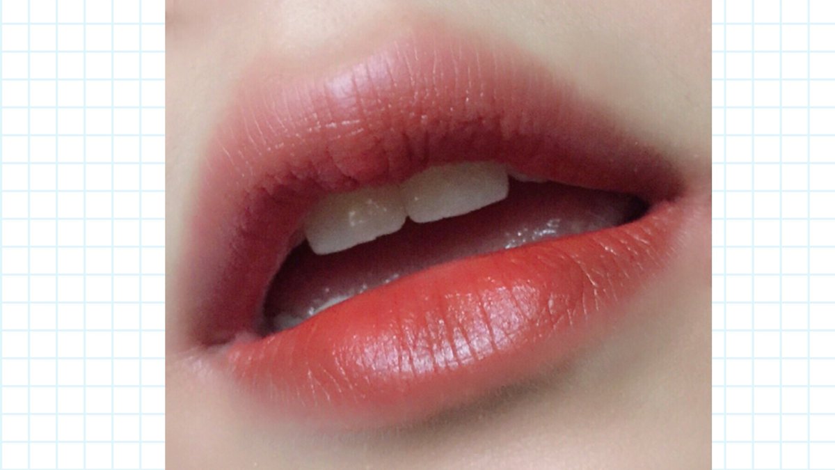 Ployromeoz's tweet photo. ลิป Holika รุ่นนี้สีน่ารัก ธรรมชาติมาก เนื้อดีให้ฟีลคล้ายลิปมันแต่ฉ่ำน้ำ ทาแล้วเย็นๆไม่เหนอะหนะ สาวปากแห้งจะต้องเลิฟ เรื่องความติดทนรุ่นเก่าของเค้าทนกว่ามากๆ แต่อันนี้จะติดทนพอประมาณกินข้าวก็หลุด แต่ไม่ซีเรียส เติมใหม่ได้ยอมให้ความน่ารัก

#howtoperfect #ไว้รีวิวห้ามขายของโว้ยยย https://t.co/RxafDaDUBH