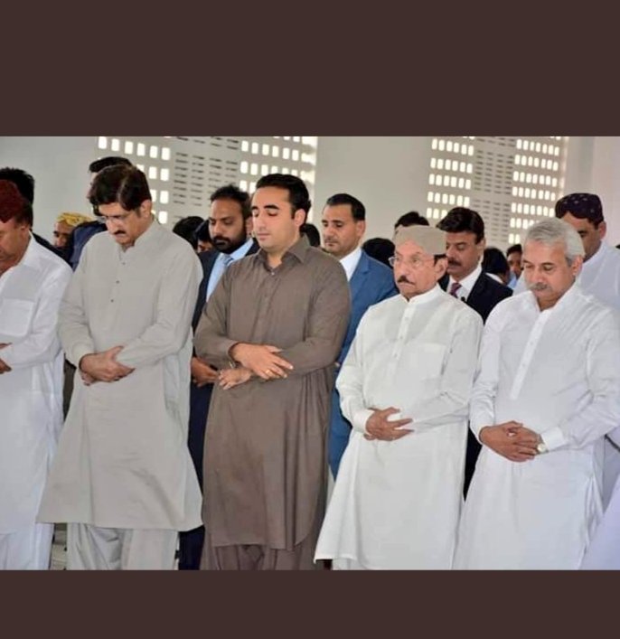 KamranlaghariPP's tweet photo. #ppp chairman @BBhuttoZardari offered Edil fitar prayers at #gahri khuda bux larkano with #CM sindh @MuradAliShahPPP & https://t.co/cy3um2wboJ Sain Qaim Ali shah.@BBhuttoZardari @BakhtawarBZ @AseefaBZ @HillaryClinton @AAliZardari @ShaziaAttaMarri @sharmilafaruqi @Majid_PSF https://t.co/kSPJq2svpk
