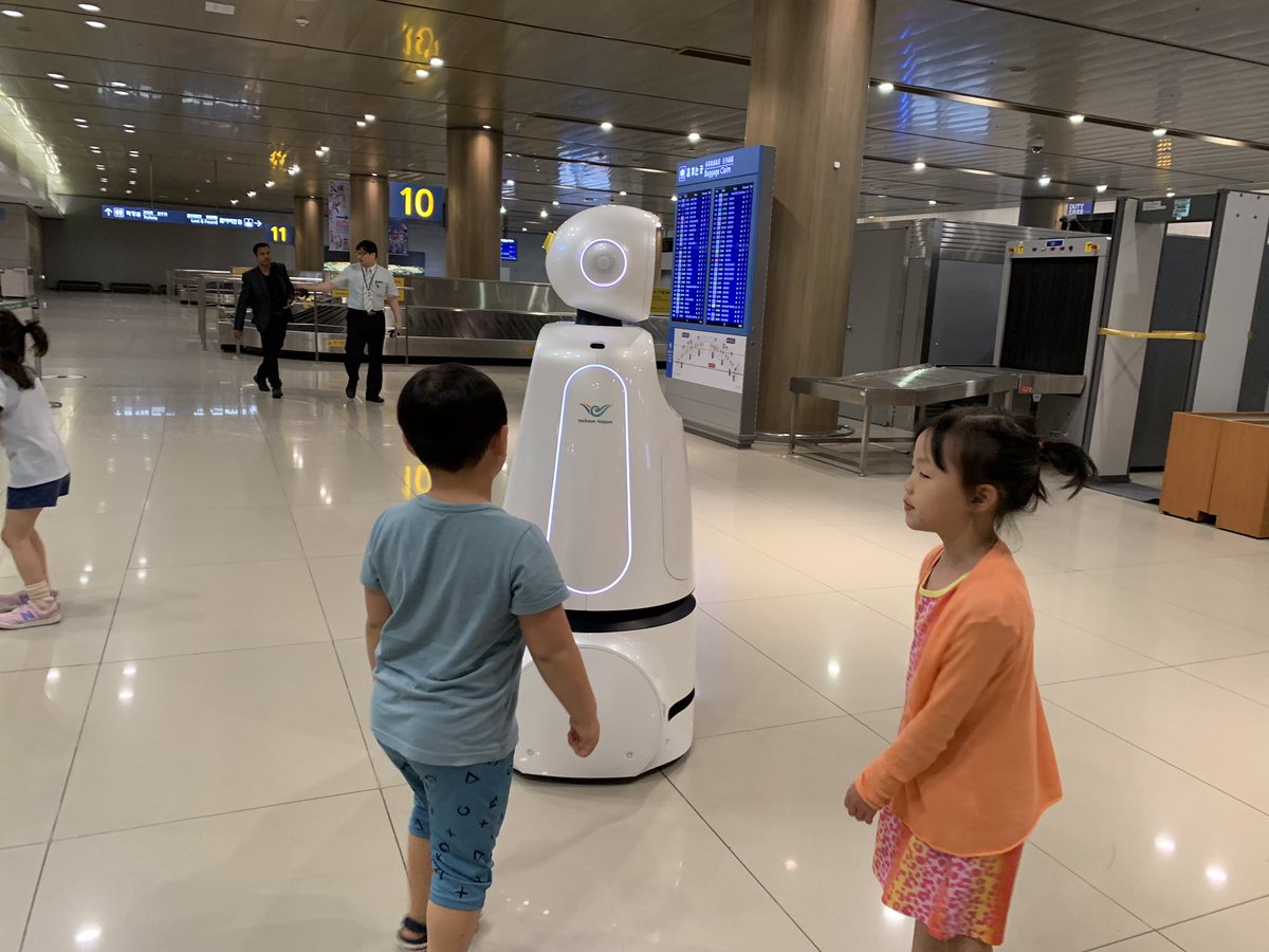 thinkfutureFAST's tweet image. At @IncheonAirport1 Seoul the passport scanners talk to you in your national language &amp;amp; link your passport to your biometrics for a seamless entry / exit. Robots walk around allowing customers to ask questions to get around. #personalisation #digital #airport #airline #travel