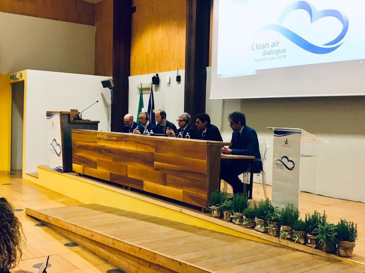 MASE_IT's tweet photo. Nella #GiornataMondialedellAmbiente, l'#Italia in prima linea per il miglioramento della qualità dell'#aria con il #CleanAir19. Iniziata la seconda giornata di lavori, con sessione tecnica su amministrazione del territorio. Adesso si parla di rete monitoraggio nazionale. #CAD2019 https://t.co/X5dRHwv9KB