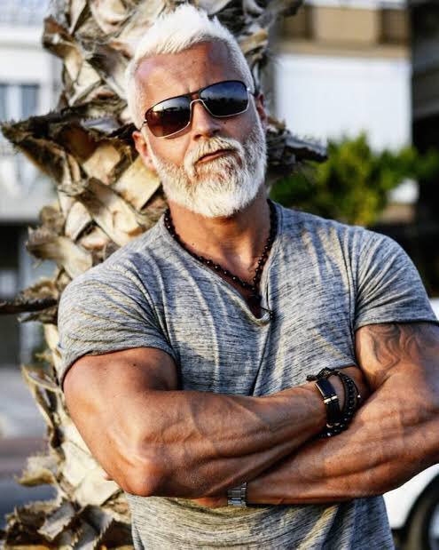 Стильные пожилые мужчины. Александро манфредини возраст. Старый мачо. Старый мачо. Старики модники.