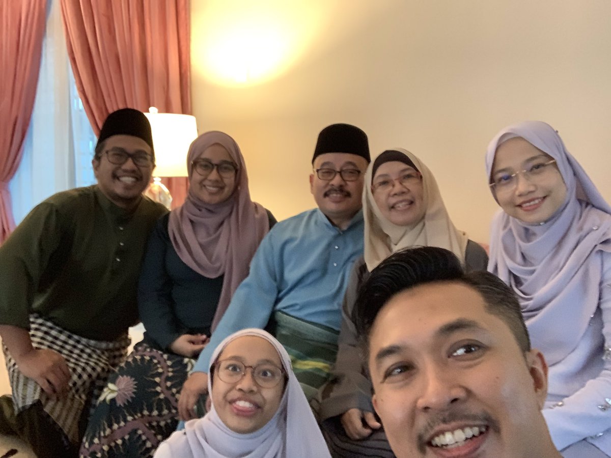 ruviyamin's tweet photo. Salam hari raya daripada saya & keluarga! #TeamRayaJB https://t.co/QWucXW1aAD