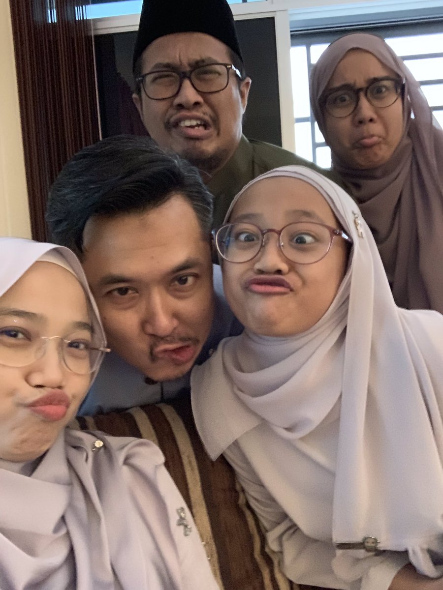 ruviyamin's tweet photo. Salam hari raya daripada saya & keluarga! #TeamRayaJB https://t.co/QWucXW1aAD