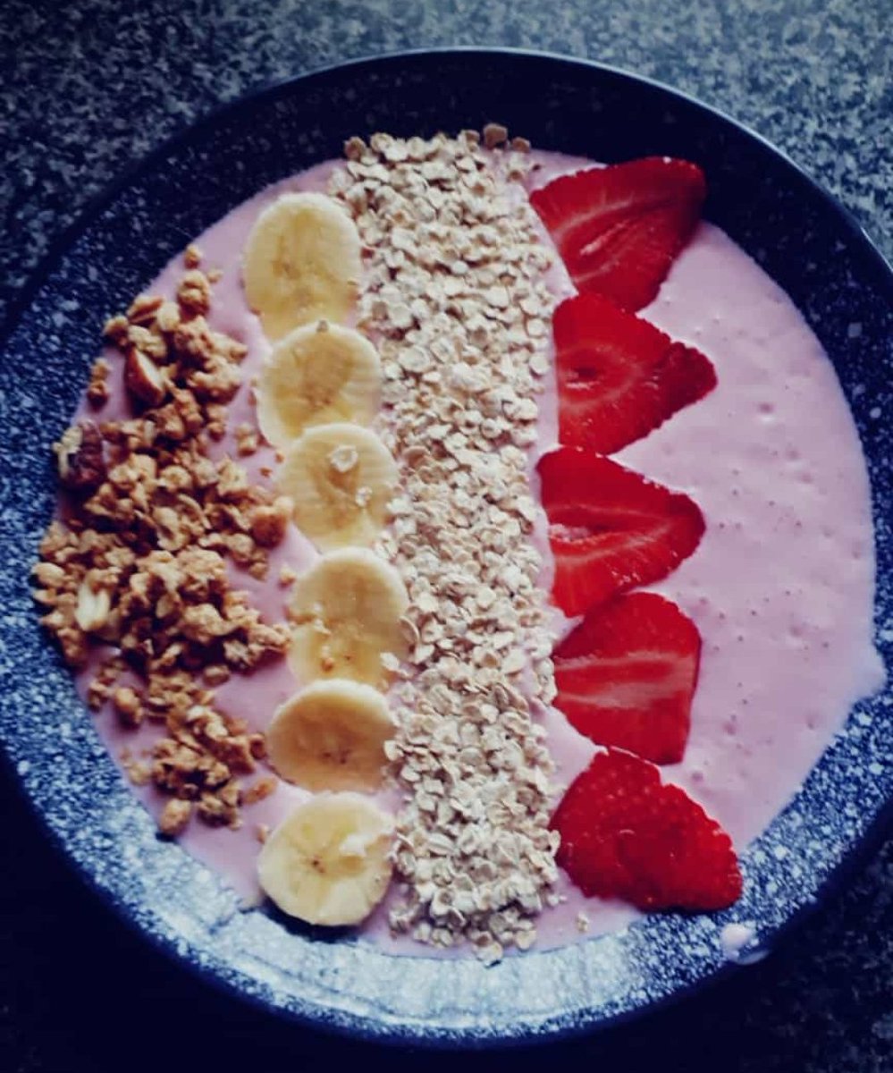 TamiDenz's tweet photo. Super Bowl 💟🙏 #bowl #BerryGood #banana #crisp #juice #healthylifestyle @Achi250190 @DasSuppentalent @juiceplus @RichieStringini @justinbieber https://t.co/NRYyTAPx7J