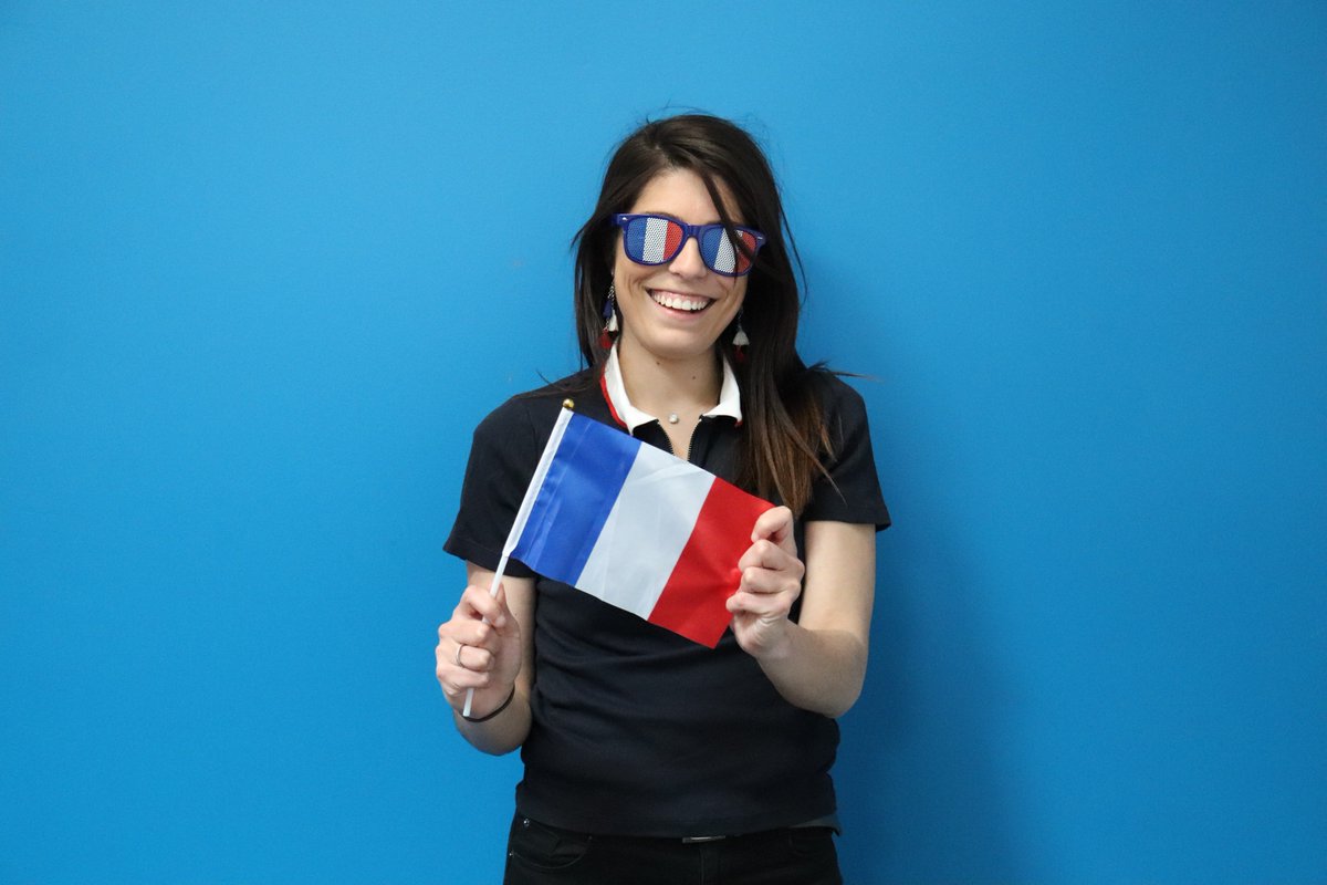 #SemaineDuDeveloppementDurable • Heeeeey c'est le 3ème indice 
Bleu, blanc, Rouge! 
Notre pépite se met aux couleurs de la France ... Mais pourquoi ? Une idée ?
  
#EtToiTuFaisQuoi ?💧
#recyclage