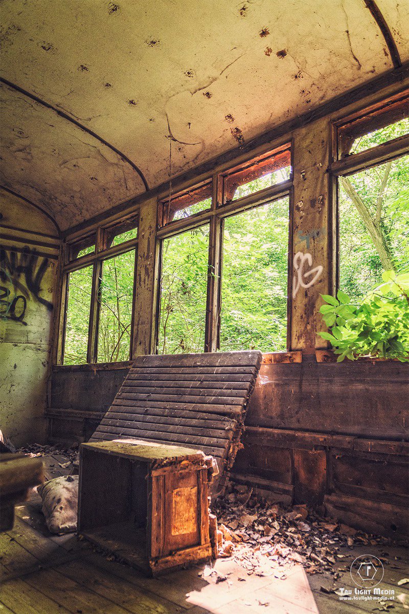 Riding on an ÖBB Train... #taulightmedia #austria #nikonphotography #nikond850 #tamron2470g2 #photography #explore #lostplaces #lostplacesphotography #abandoned #abandonedplaces #abandonedhouse #decay #urbandecay #urbex #forgottenplaces #modern_ruins #vergesseneorte #ruins