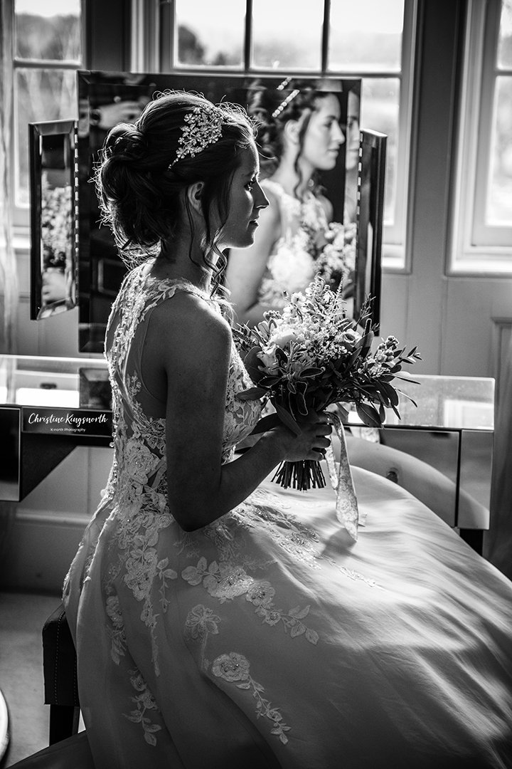 I do love a b&amp;w photo! Throwback from the beginning of April. 
#worcestershireweddingphotography #uptonhour