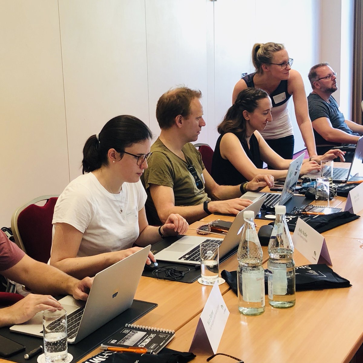 SearchmetricsDE's tweet photo. Heute ist schon Mitte der #DigitalExpertWeek und wir machen unsere Teilnehmer mit Theorie und Praxis des Orange & Green Belts zu echten #Searchmetrics Suite Könnern! 👍 https://t.co/5LhKjvYL03