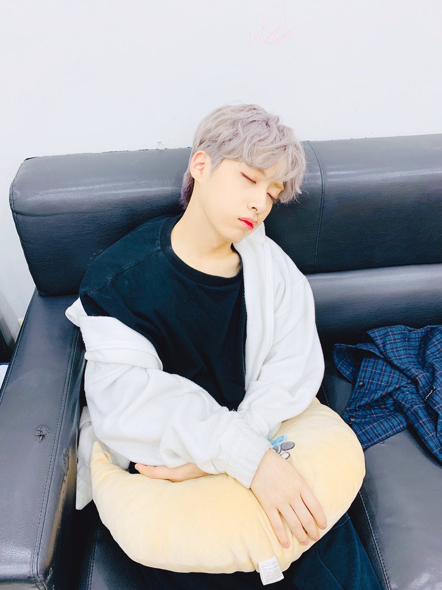 official_ONEUS's tweet photo. [#순간뽀짝US]

<✨환웅이의 시선✨>

"우리 둥둥이 세상 잘 잔다..👶🏻 
(잘 때 예쁘게 찍기 참 힘들구나,,)"

📸순간포착 찰칵찰칵📸

#원어스 #환웅 #시온
#순간뽀짝 #환웅이의시선 https://t.co/9HewnOPfPE