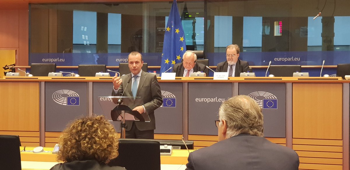 Entscheidender Moment in der <a href="/EPPGroup/">EPP Group</a>: <a href="/ManfredWeber/">Manfred Weber</a> stellt sich erneut zur Wahl als #EVP Fraktionsvorsitzender. Seine Themen: unity, identity, values. <a href="/EVP_DE/">EVP_DE</a>