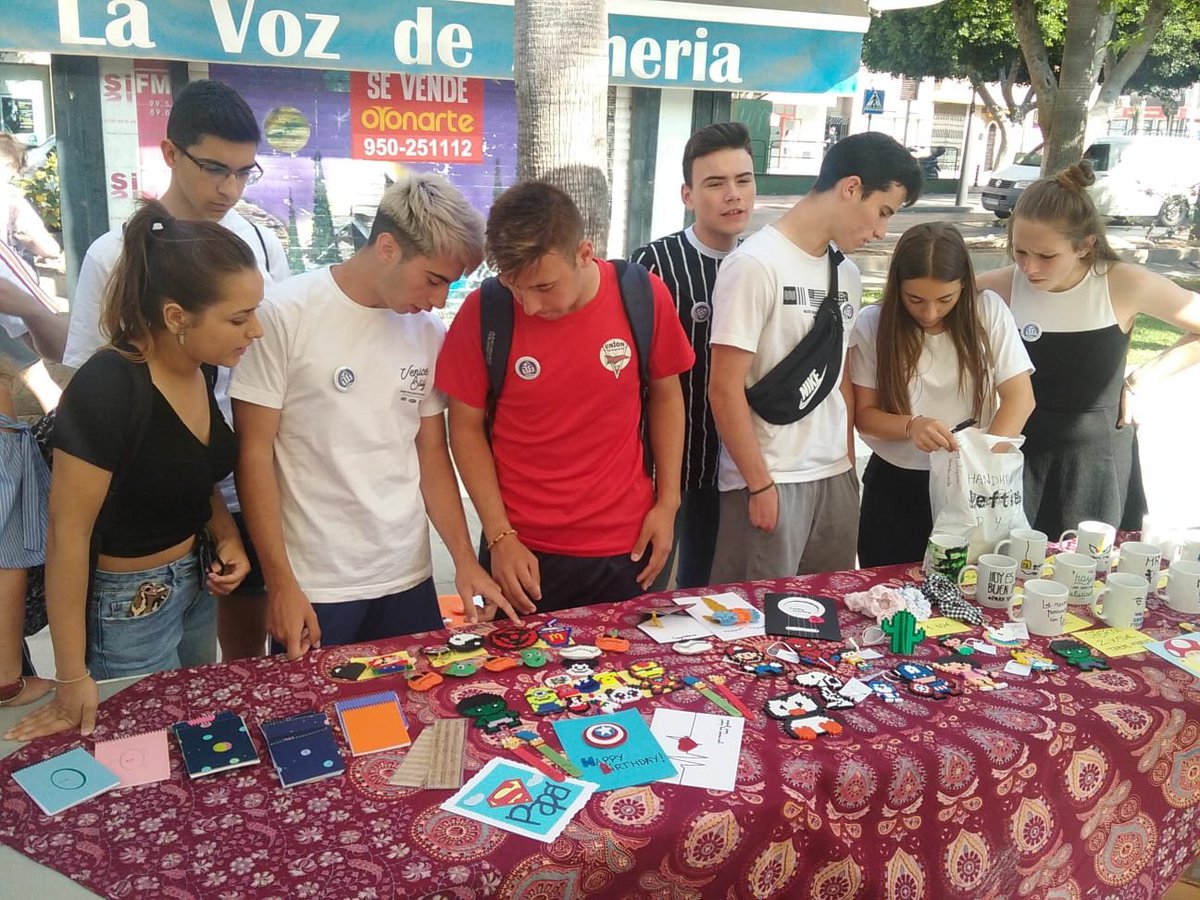 cadealmeria's tweet photo. Vasos, separadores, chapas, artículos de regalo en general!, no falta de nada en el stand del @iesalandalusorg #FeriasEmprendimiento #Almería 2019 #Juventud #Educacion #emprendimiento https://t.co/2w35oaJG7J