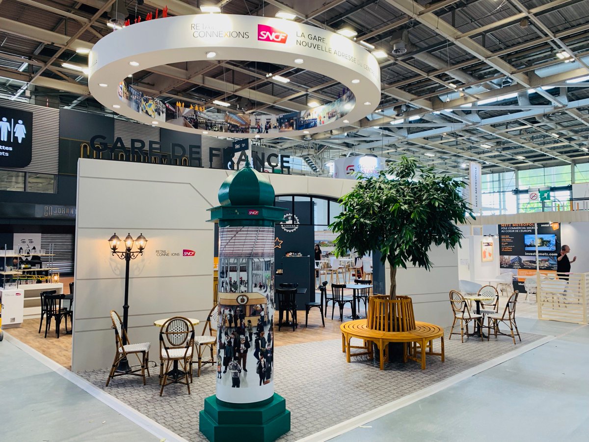 agence1313's tweet photo. [#SIEC2019] L'@agence1313 dévoile le nouvel espace de SNCF Retail &amp; Connexions à l'occasion du #SIEC (stand F025). Une ambiance bistrot parisien pour découvrir tous les projets de R&amp;C en France.

#SIEC19 #retail #immobiliercommercial https://t.co/xHl8KUe7Oz