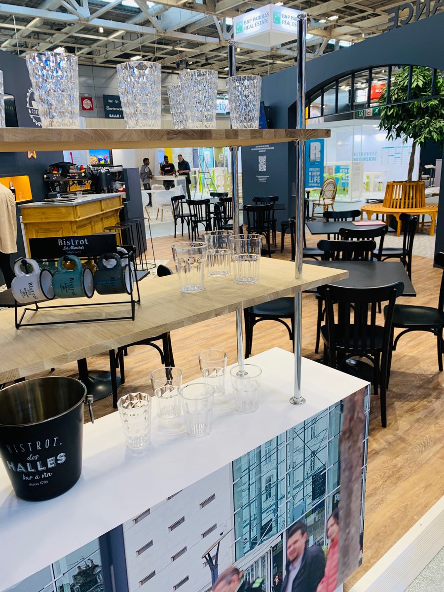 agence1313's tweet photo. [#SIEC2019] L'@agence1313 dévoile le nouvel espace de SNCF Retail &amp; Connexions à l'occasion du #SIEC (stand F025). Une ambiance bistrot parisien pour découvrir tous les projets de R&amp;C en France.

#SIEC19 #retail #immobiliercommercial https://t.co/xHl8KUe7Oz