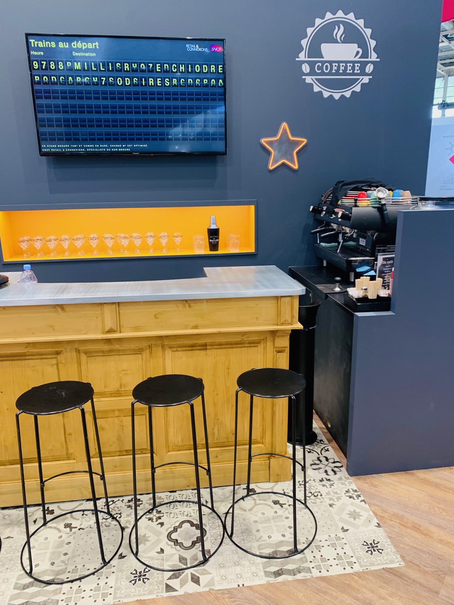 agence1313's tweet photo. [#SIEC2019] L'@agence1313 dévoile le nouvel espace de SNCF Retail &amp; Connexions à l'occasion du #SIEC (stand F025). Une ambiance bistrot parisien pour découvrir tous les projets de R&amp;C en France.

#SIEC19 #retail #immobiliercommercial https://t.co/xHl8KUe7Oz