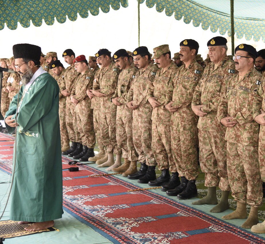 OfficialDGISPR's tweet photo. “Foregoing routine inc in annual def budget is not a favour to the nation as we are one, through thick &amp; thin. There shall be no impact on our response potential to any threat &amp; quality of life of sldrs. No pay raise decision is also only for the offrs &amp; not for the sldrs”, COAS. https://t.co/ZzBA4O5NTU