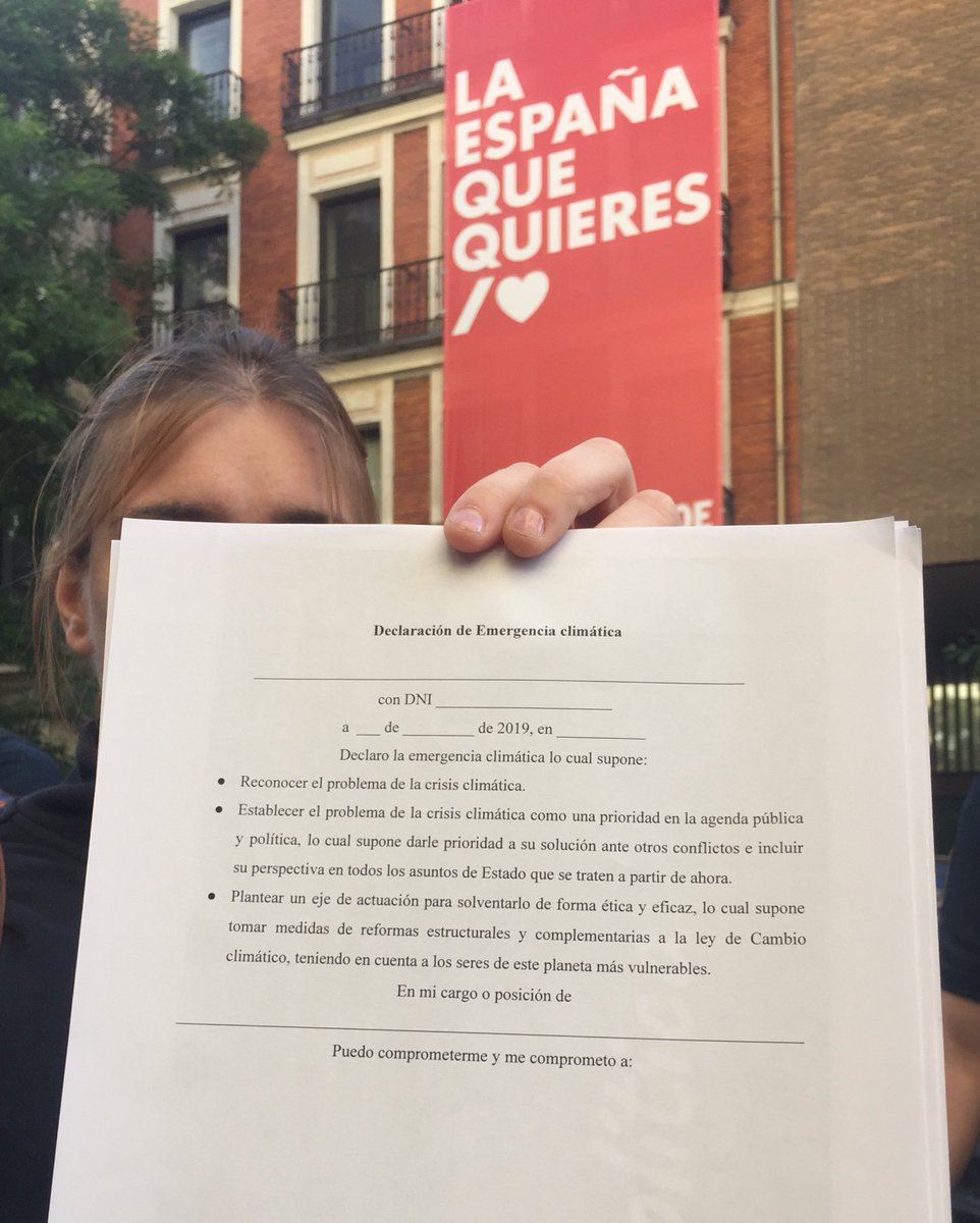 Un portavoz del Gobierno está reunido con dos activistas por el clima de <a href="/EsXrebellion/">Extinction Rebellion Spain</a>, en Ferraz, para negociar la declaración de #emergenciaclimatica.