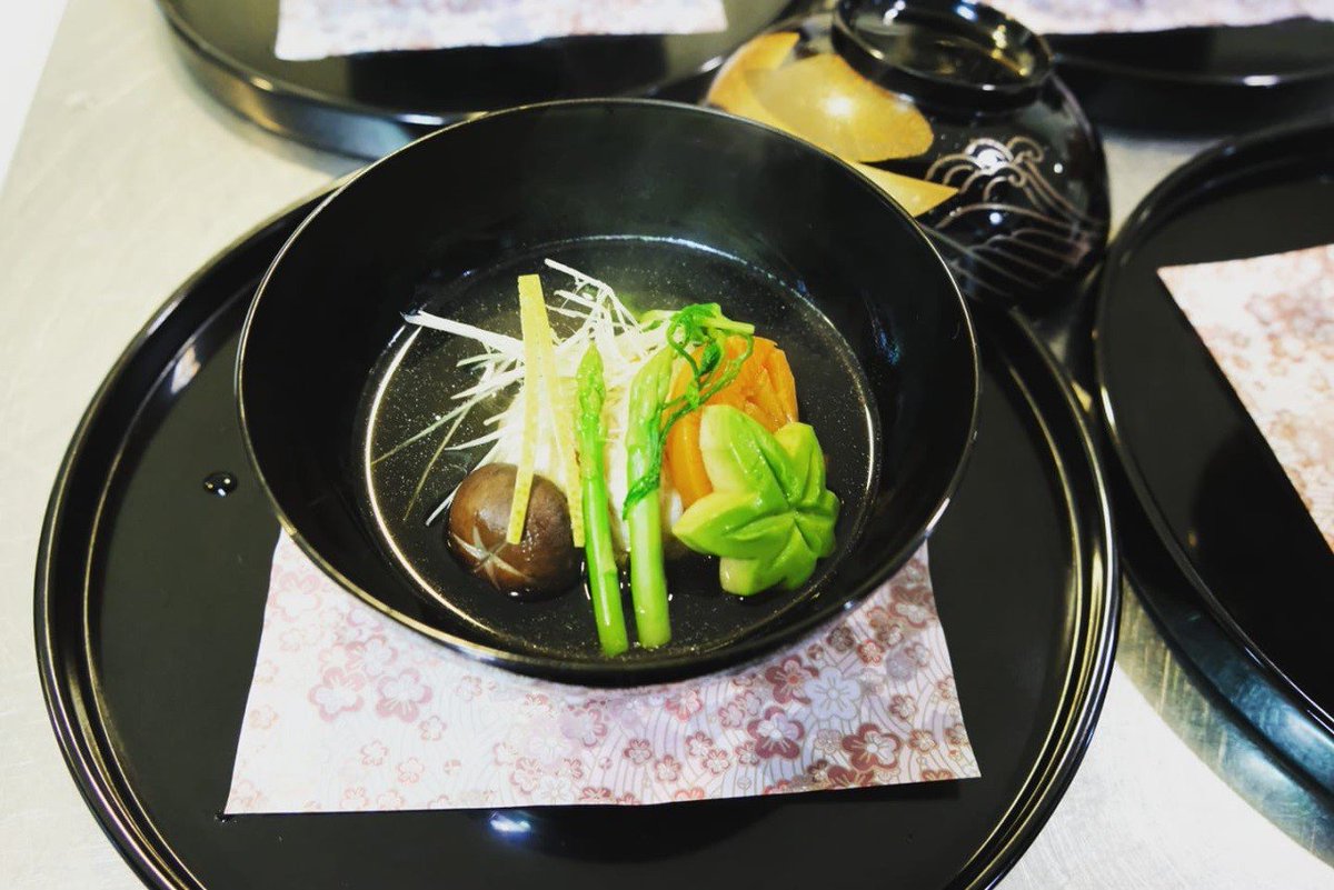 外務省 公邸料理人 Sur Twitter バーレーン の池田征人 公邸料理人 は 現地で手に入る食材を活かした日本料理 を振る舞い 新鮮なお刺身や 色鮮やかな和菓子等は現地の人々にも喜ばれています 池田料理人が作る手描きの献立も毎回好評を得ています 外務省 公邸料理人 Sur Twitter バーレーン の池田征人 公邸料理人 は 現地で手に入る食材を活かした日本料理 を振る舞い 新鮮なお刺身や 色鮮やかな和菓子等は現地の人々にも喜ばれています 池田料理人が作る手描きの献立も毎回好評を得ています