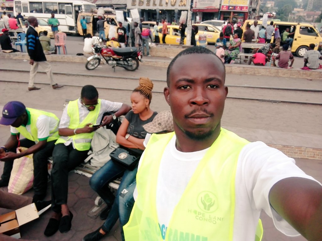 Hlcasbl's tweet photo. L'engouement à Kintambo magasin et limite en attente du lancement de la marche de dénonciation l'exploitation pétrolière dans le #Virunga et salonga @Greenpeaceafric @350Africa @Presidence_RDC @ZER0_missions @GoFossilFree @LesIdeesPau #AfrikaVuka @ASDCleanEnergy https://t.co/z8AdcsvIek