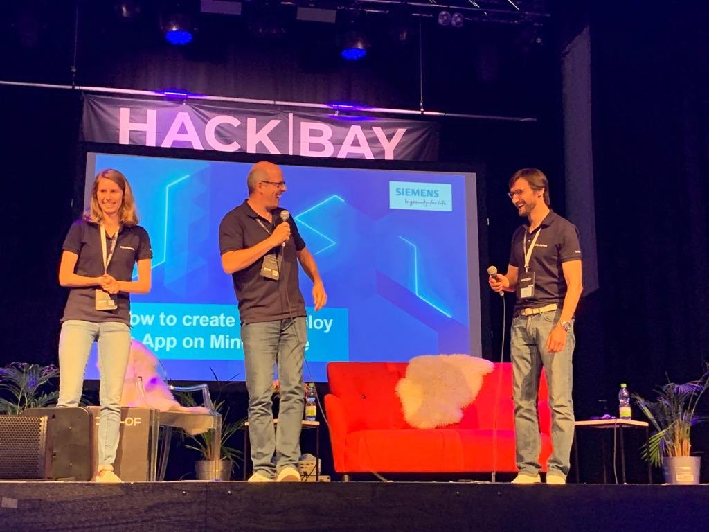 Day 2 #hackbay 2019 How to write Apps on #siemens #MindSphere? Ingo Hecker, Jens Kautler and Elly Geck brewing beer on stage🍺👏
#zollhof #hackathon #Nürnberg #zbau