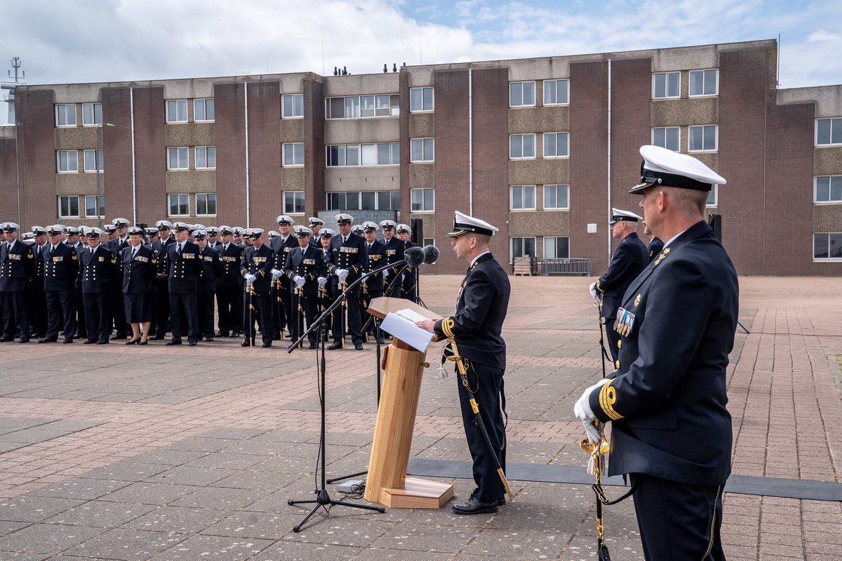 CKMTO's tweet photo. 1961 Vader Ton Flaman als Matroos (Wapenelektronicamonteur (WEMT) der derde klasse)

2019 Zoon KLTZ (TD) Martijn Flaman als C-KMTO

58 jaar later beide op Marinekazerne Erfprins. Benieuwd naar het verhaal? Zie https://t.co/nc0gexrzQ3 https://t.co/AgQTTwIrQP