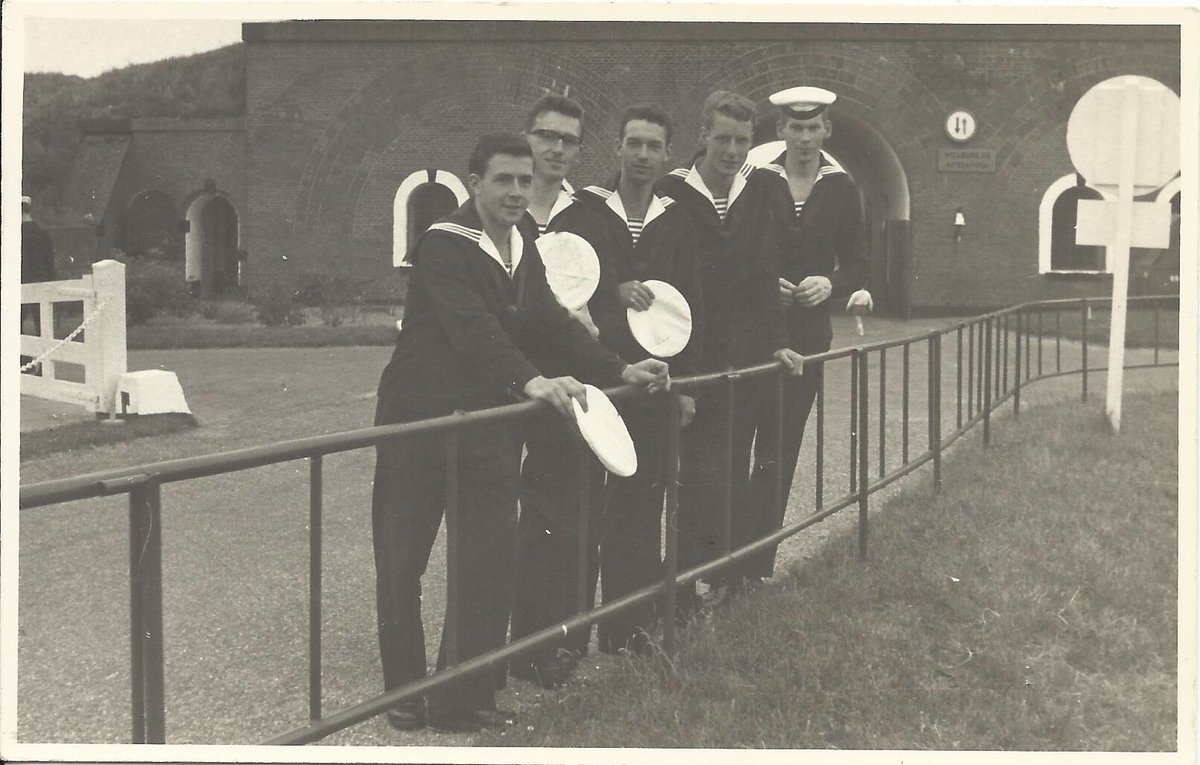 CKMTO's tweet photo. 1961 Vader Ton Flaman als Matroos (Wapenelektronicamonteur (WEMT) der derde klasse)

2019 Zoon KLTZ (TD) Martijn Flaman als C-KMTO

58 jaar later beide op Marinekazerne Erfprins. Benieuwd naar het verhaal? Zie https://t.co/nc0gexrzQ3 https://t.co/AgQTTwIrQP