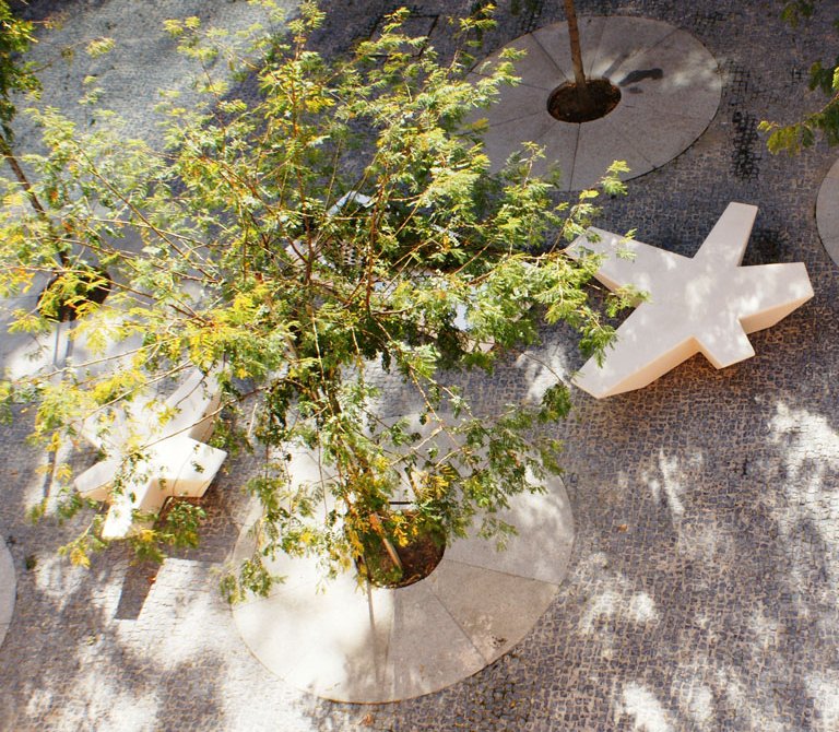 SamsonUE's tweet image. Items that transmit gentleness, spark the imagination, evoke joy - are vital in our public spaces - Flor can turn our streets into a bouquet of 🌺Play with colours, integrate it in the pavement. Turn your space into something special. From Mansilla+Tuñón Architects &amp;amp; @escofet1886