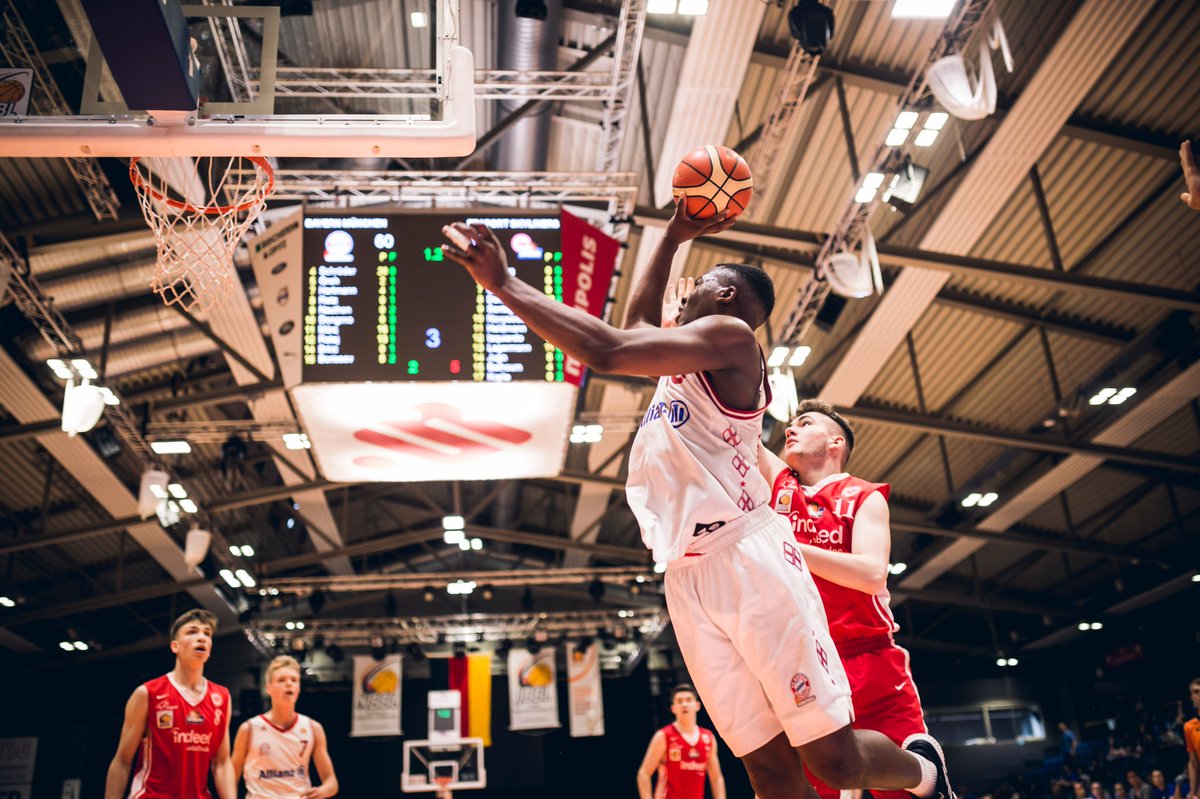 FCBB_Campus's tweet photo. 👀 Für einen meisterlichen Blick zurück ist es nie zu spät, oder? 😃 Coach Florian #Wedell stellt sein Meisterteam vor. Von Defense-Monster, Scharfschützen und Pendler - Die JBBL in der Teamvorstellung: https://t.co/5G5ufuqz3r
#FCBB_Jugend 📸: @sven_kuczera https://t.co/SWN7Ix2Mbd