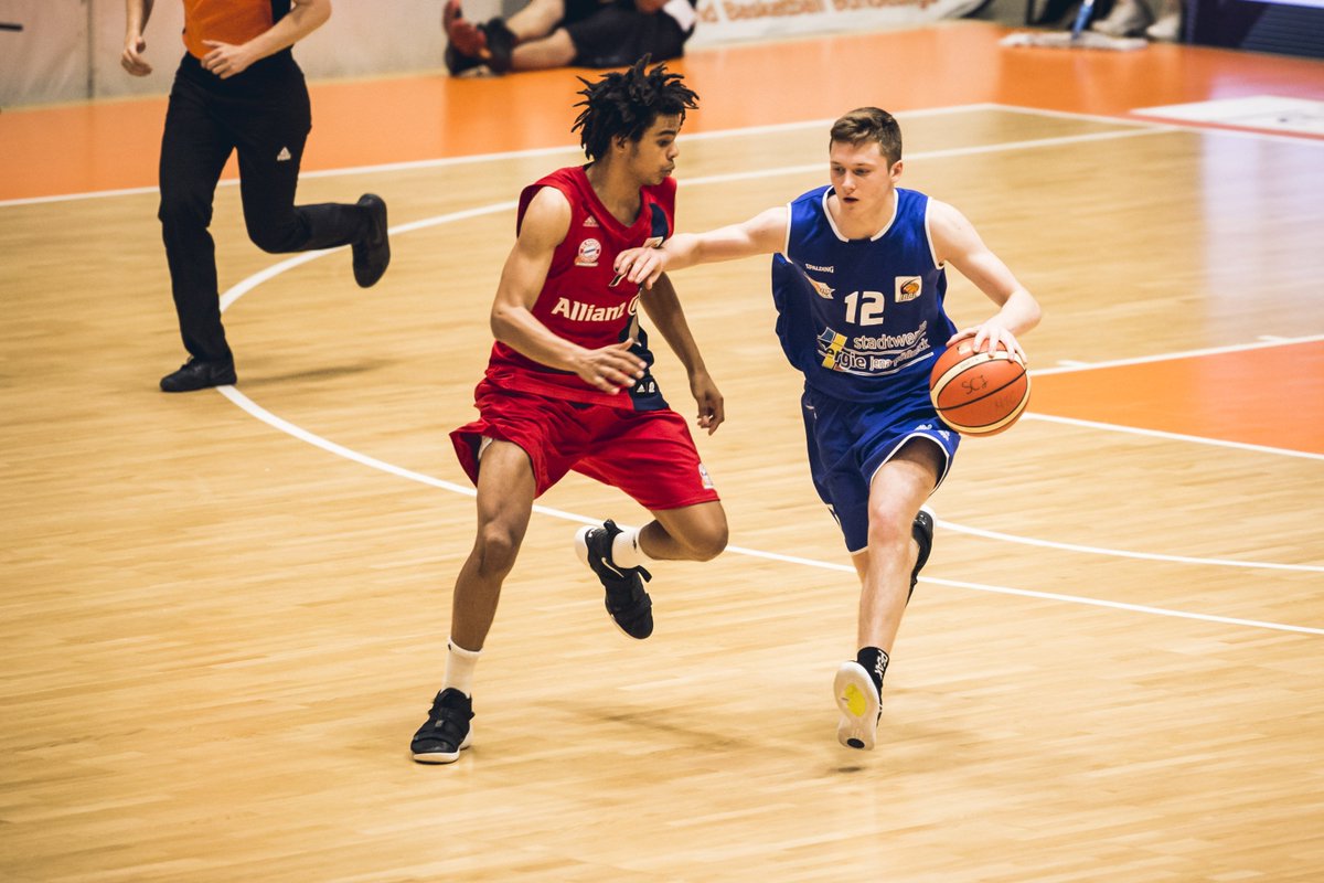 FCBB_Campus's tweet photo. 👀 Für einen meisterlichen Blick zurück ist es nie zu spät, oder? 😃 Coach Florian #Wedell stellt sein Meisterteam vor. Von Defense-Monster, Scharfschützen und Pendler - Die JBBL in der Teamvorstellung: https://t.co/5G5ufuqz3r
#FCBB_Jugend 📸: @sven_kuczera https://t.co/SWN7Ix2Mbd